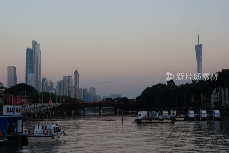 广州城市河畔高楼风景