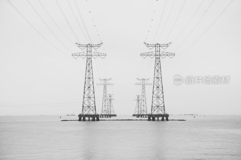 广东深圳市宝安区-海面上的输电铁塔和电缆