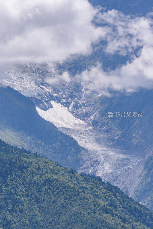 云南迪庆州梅里雪山-山坡上的冰川局部