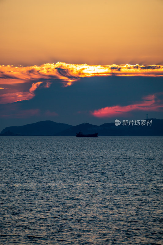 山东烟台东山栈桥海上日出海天相接一色景观