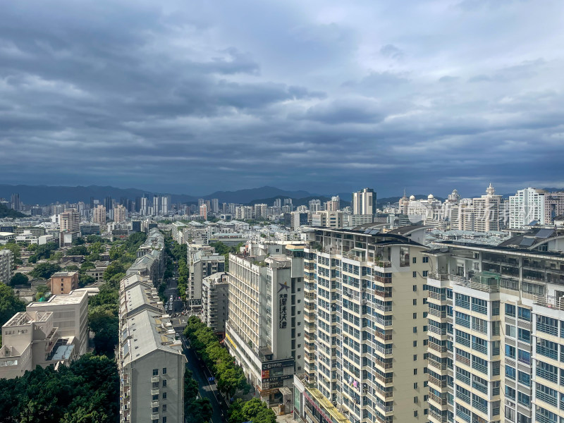 阴云笼罩下的城市建筑群俯瞰景象