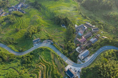 航拍穿过梯田盘旋弯曲的公路