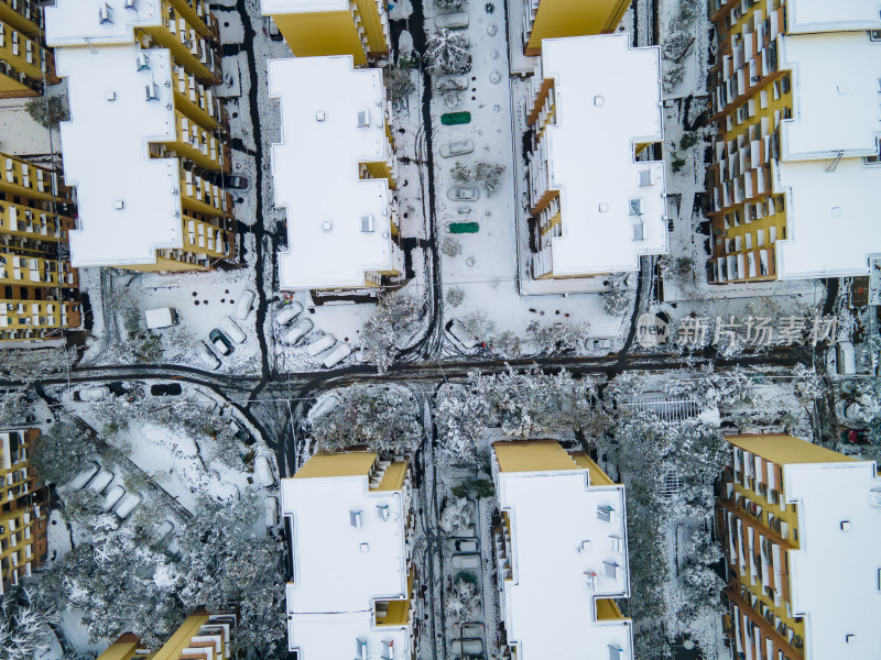 俯拍小区住宅冬天雪景