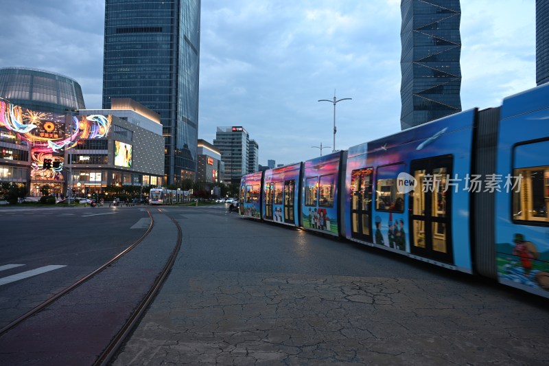 南京河西城市街道行驶的卡通涂装有轨电车