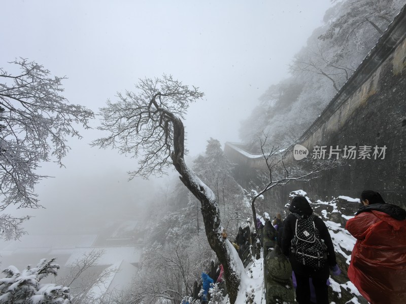 湖北武当山景区冬天大雪雾凇古建筑旅游