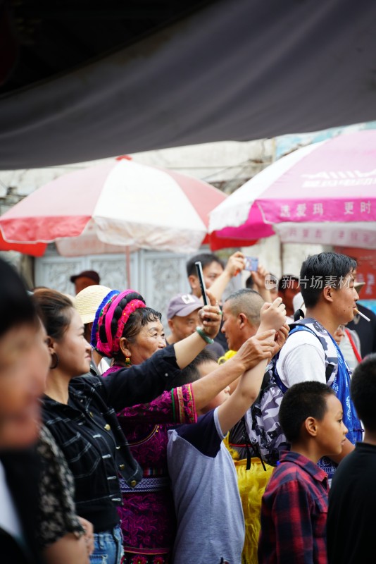 大理白族端午节身着民族服饰人们在户外表演