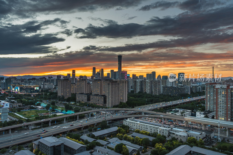 北京黄昏 中国尊下的城市交通与霞光盛景