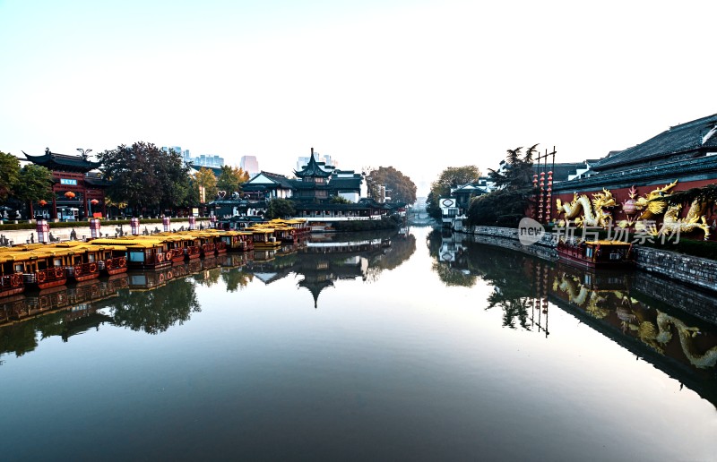 南京夫子庙秦淮河畔古建筑与游船风景