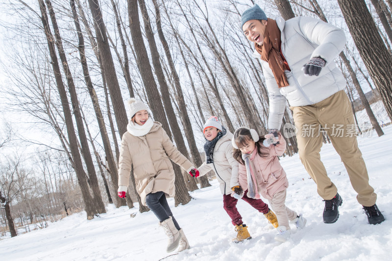 欢乐家庭在雪地里奔跑