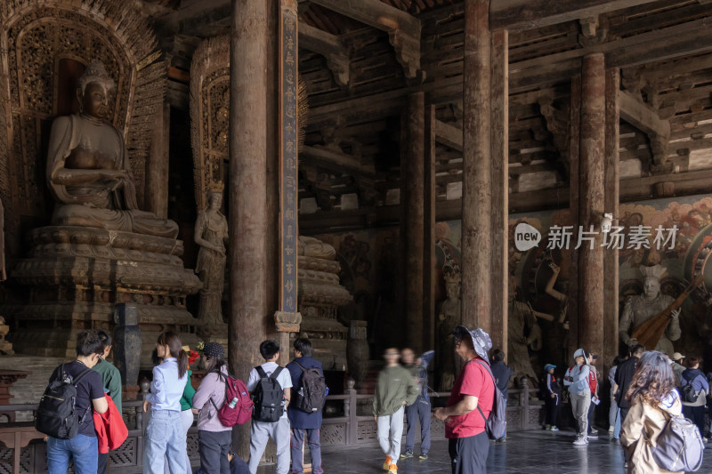 山西大同辽金善化寺大雄宝殿内各地游客参观