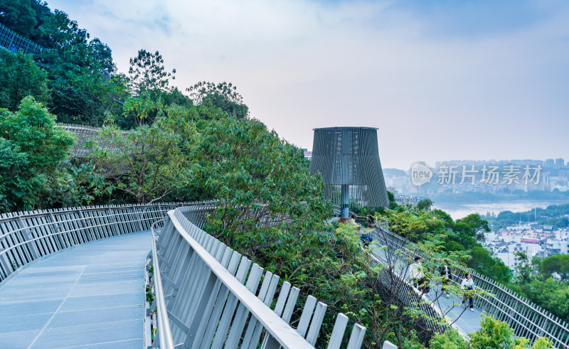 山间栈道与观景塔景观