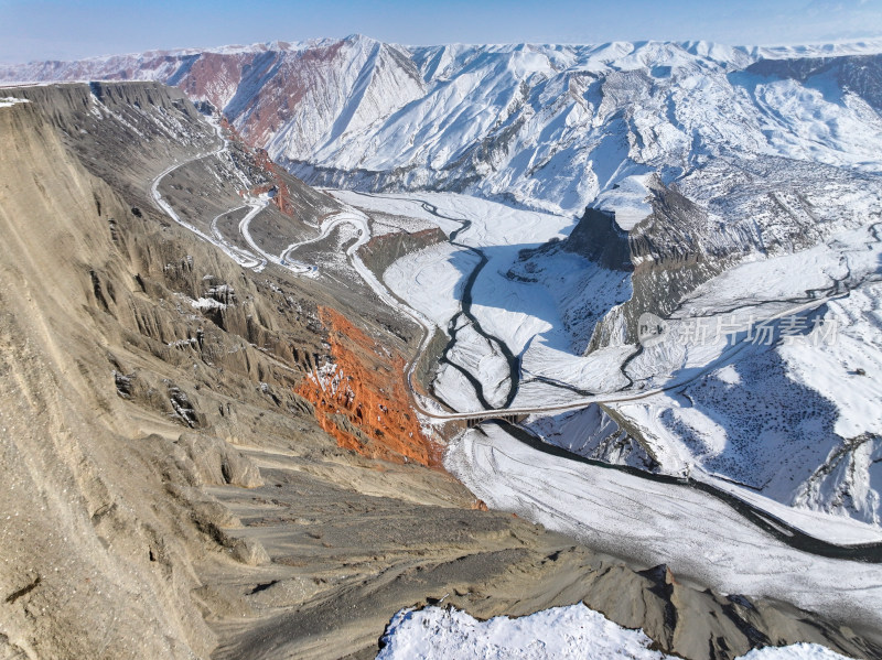 航拍新疆冬季安集海大峡谷雪景雪山山脉河流