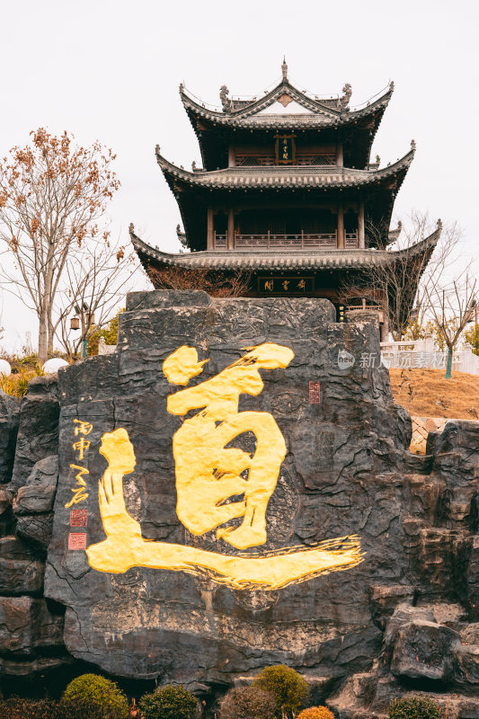 黄山市道教齐云山景区山林间古朴石牌坊景观