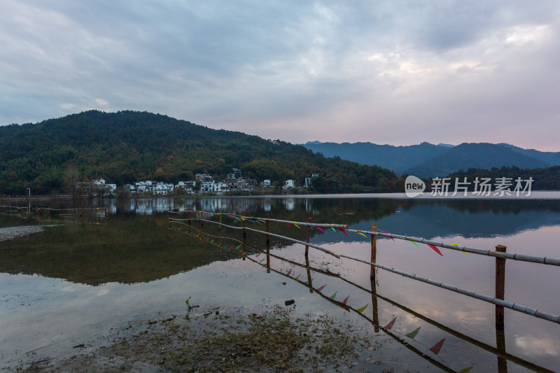 湖边山村山水风光