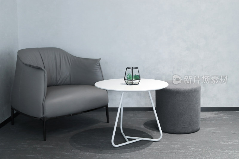 灰色沙发搭配白色茶几场景