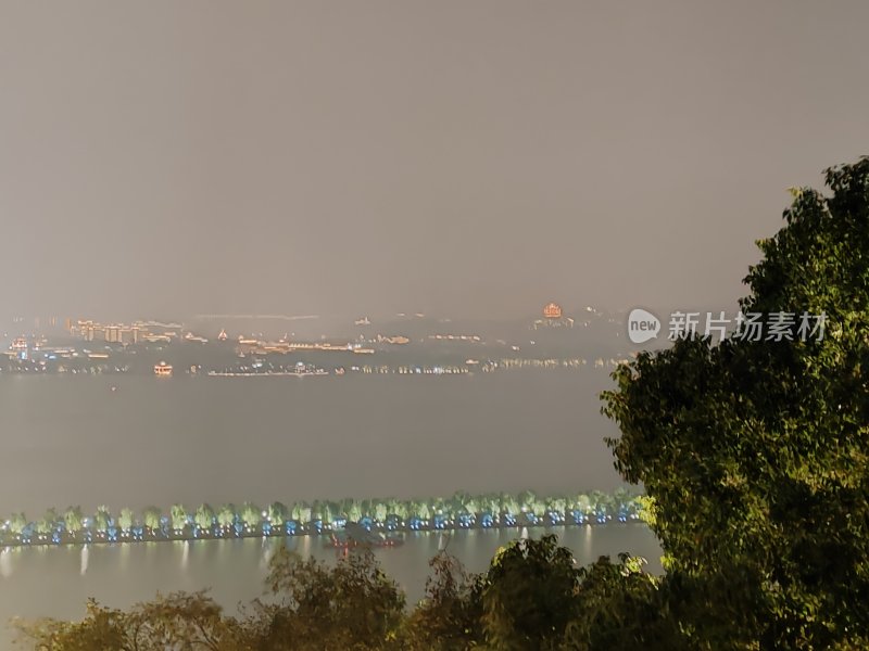 湖中桥的夜景鸟瞰图