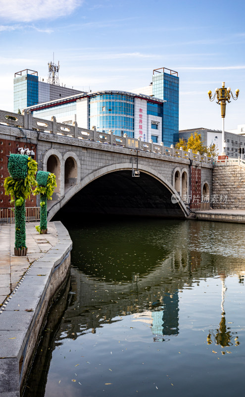 济宁老运河越河河道桥梁城市建筑倒影景观