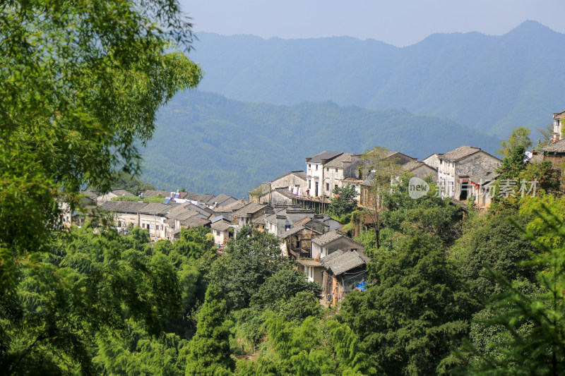 山脉 山坡 森林 山村 宁静 唯美 绿色