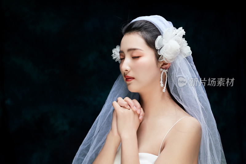 黑色背景下的女性复古婚纱妆面