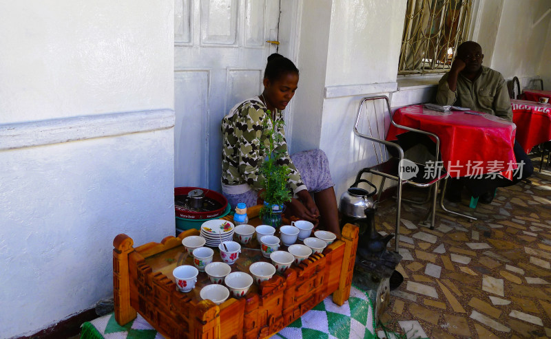 亚的斯亚贝巴街边卖咖啡的女人