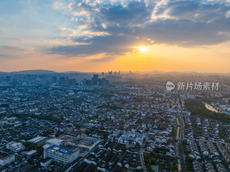 航拍夕阳下苏州古城区北寺塔高新区同框