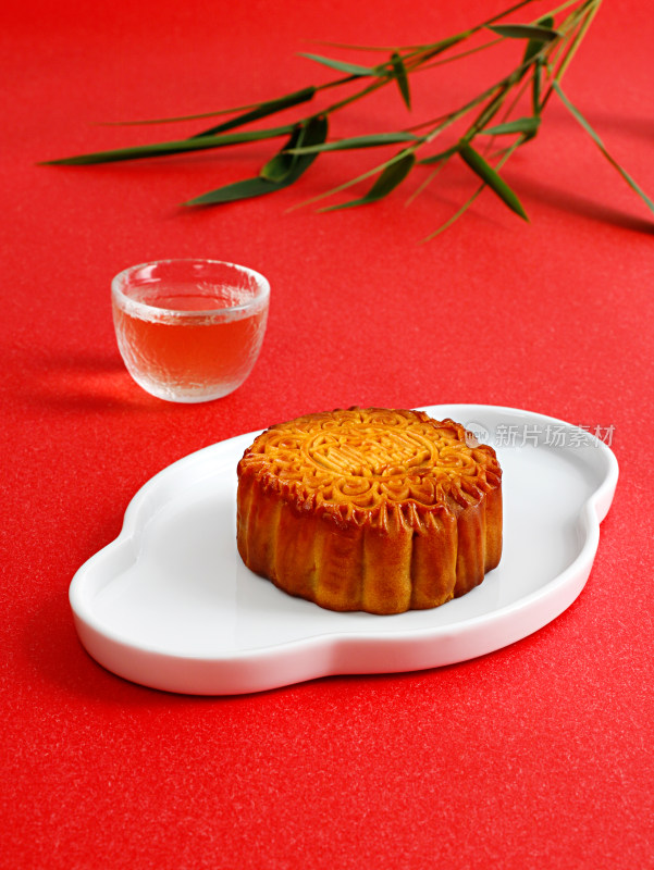 红色背景上的中秋节传统美食月饼