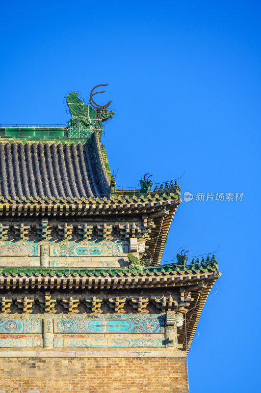 冬季早晨阳光下的北京中轴线钟楼