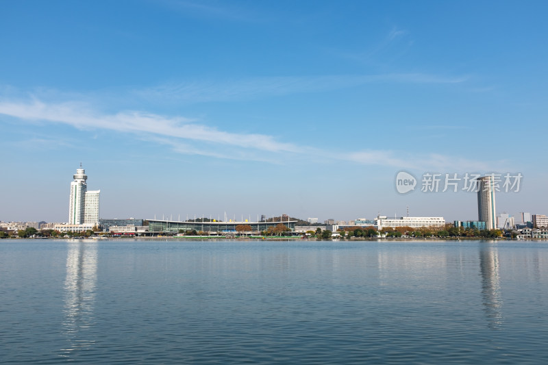 南京玄武湖看向南京火车站