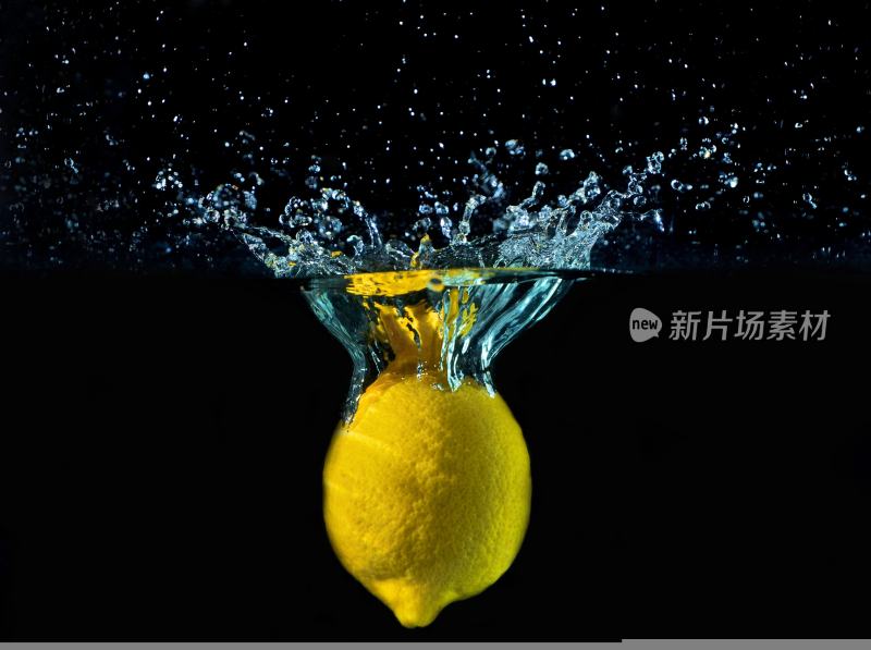 柠檬入水瞬间水花飞溅