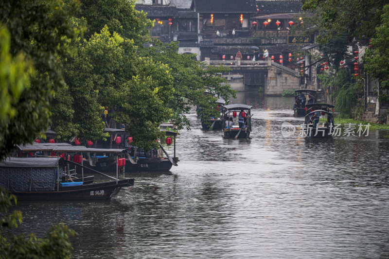 浙江嘉兴西塘古镇江南水乡乌篷船划船