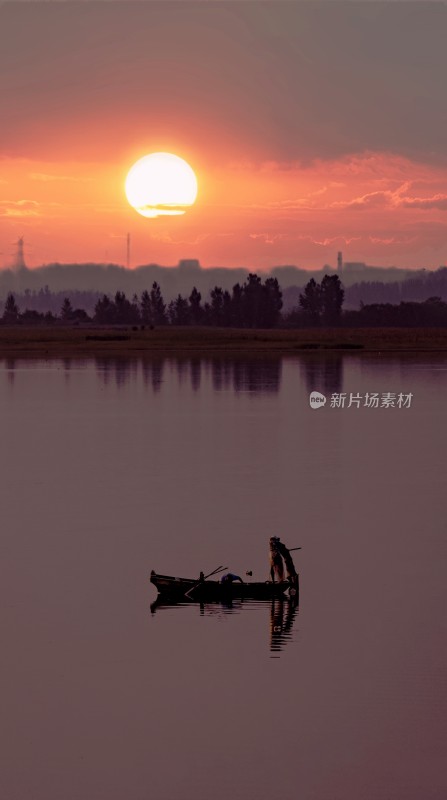 湖畔夕阳下的垂钓者