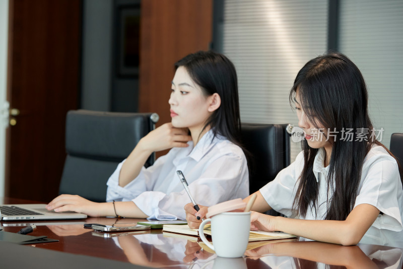 在室内使用电脑办公的亚洲白领女性