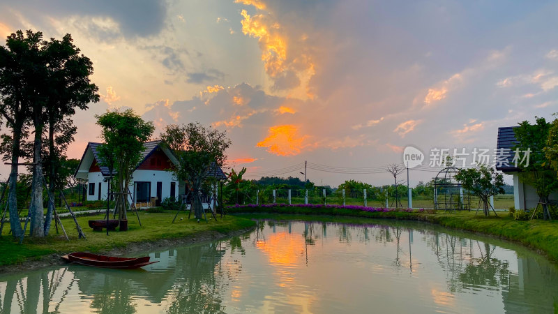 乡村湖畔夕阳下的小屋风景