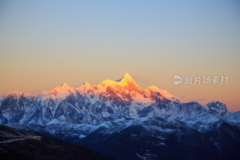 西藏林芝雪景南迦巴瓦峰日照金山雪山夕阳