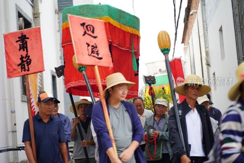 大理白族端午节身着民族服饰人们