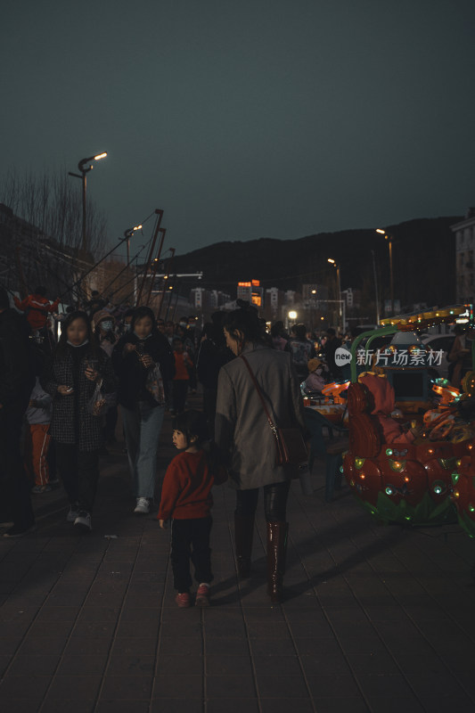 夜市逛街的母女图片