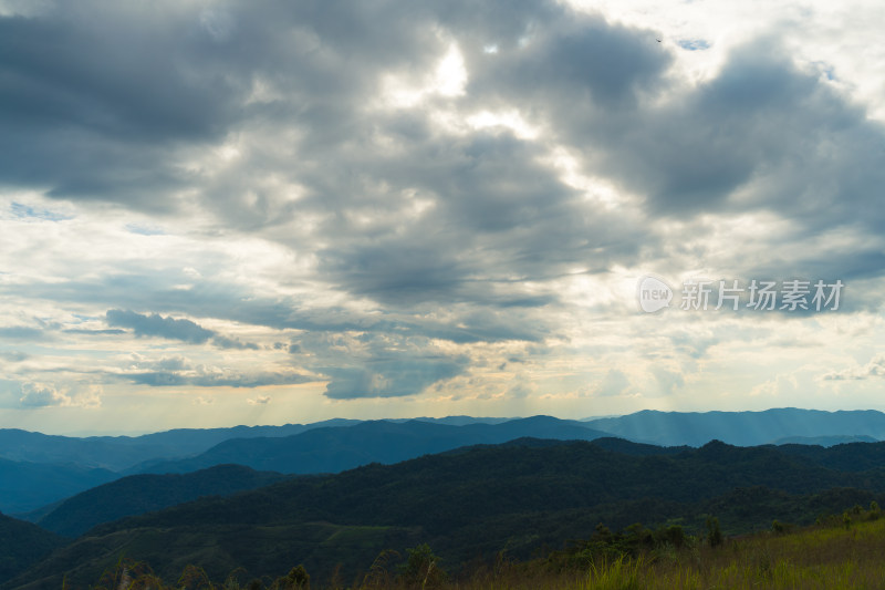 山顶的天空和风景