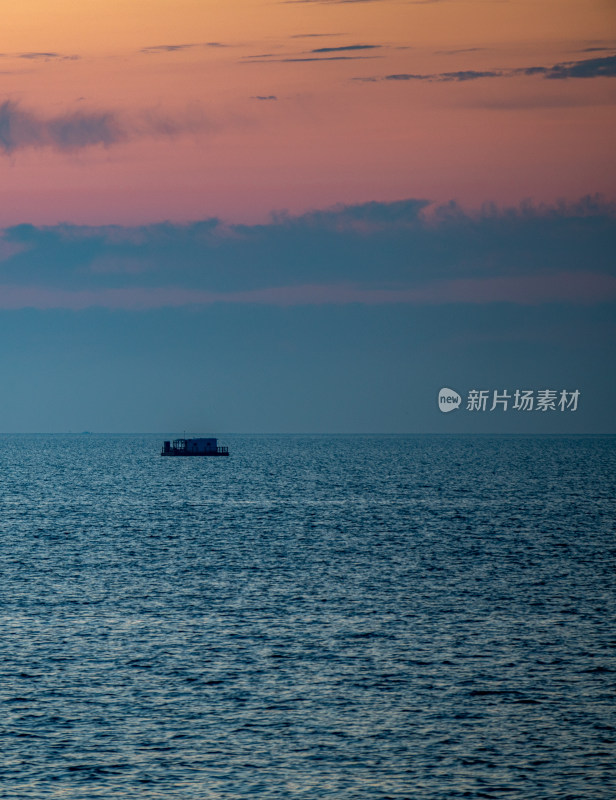 山东烟台东山栈桥海上日出前的朝霞景观