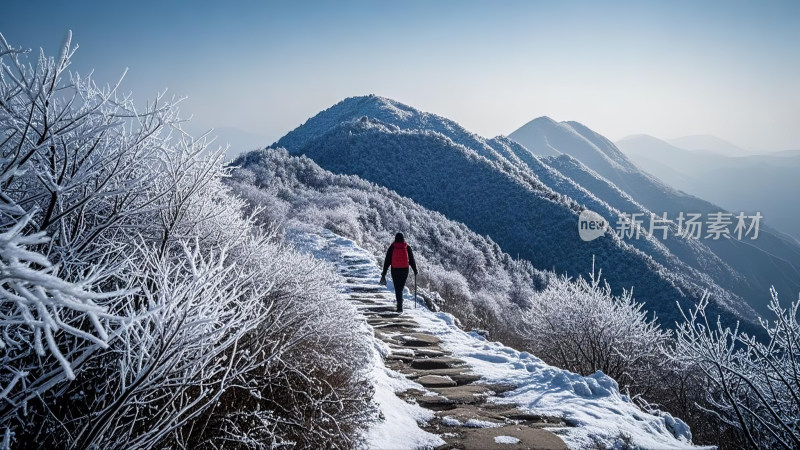 雪后雾凇山间徒步的背包客