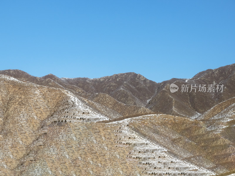 冬季白色积雪的山峰