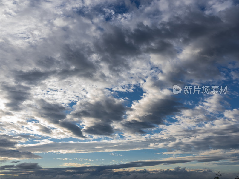 辽阔天空白云飘动