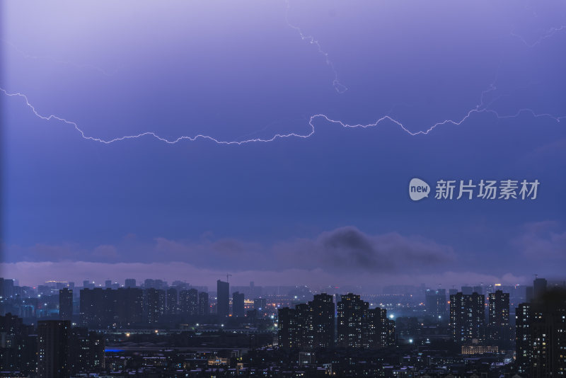 城市夜空闪电划破天际震撼景象