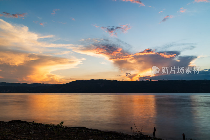 日落晚霞湖光山色