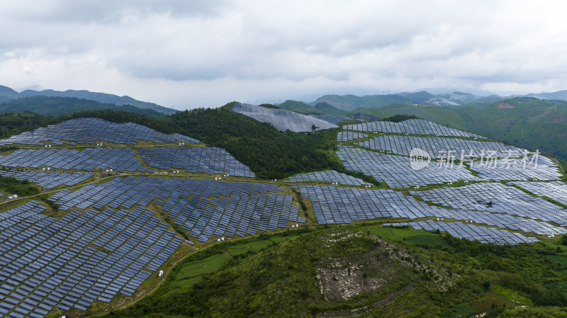 喀斯特地貌山顶光伏新能源航拍