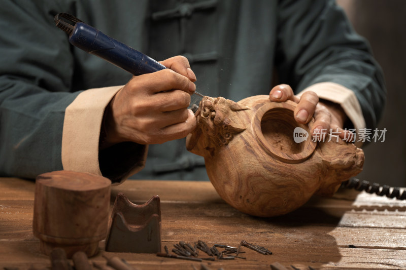 雕刻师在工作室里专注雕刻工艺品