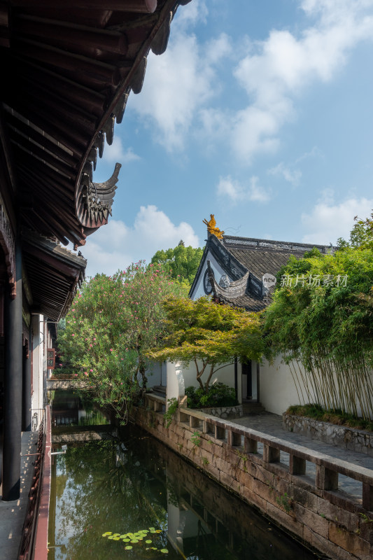 中式风格的古建筑园林上海青浦曲水园景色