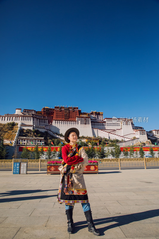 中国拉萨布达拉宫前的少数民族藏族男人