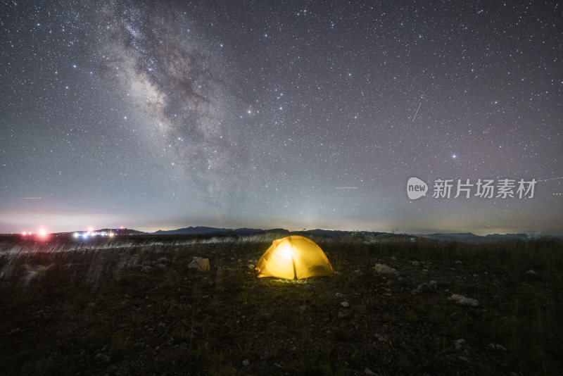 野外露营帐篷搭配璀璨星空夜景