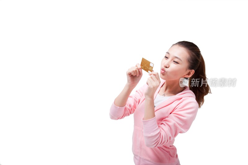 快乐的年轻女人拿着信用卡