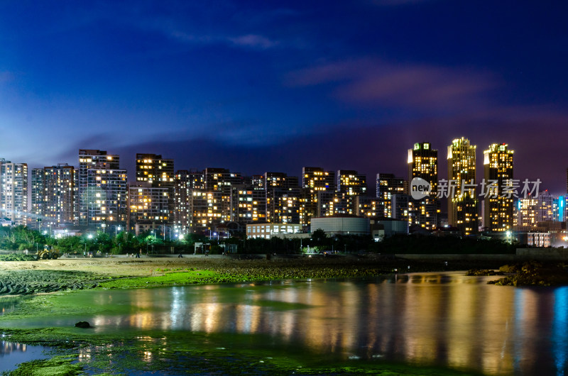 青岛小麦岛上的高楼夜景